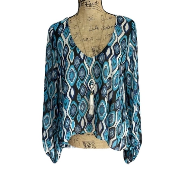 Show Me Your MuMu High Low Ikat Print Keyhole Back Blouse Blue and White - Picture 1 of 11